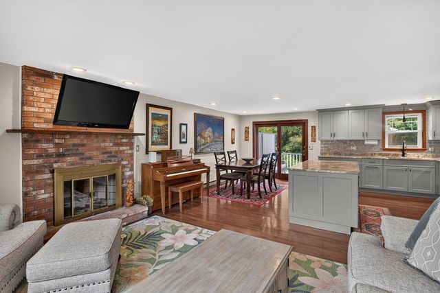 106 Tanglewood Dr, Falmouth, MA 02536