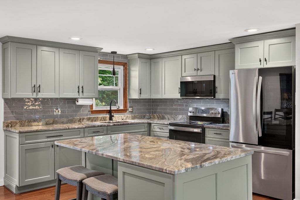 106 Tanglewood Dr, Falmouth, MA 02536