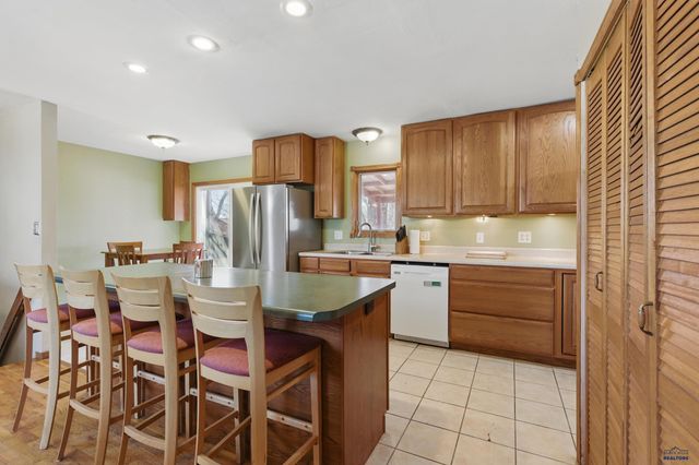 1007 PARK HILL DR, Rapid City, SD 57701