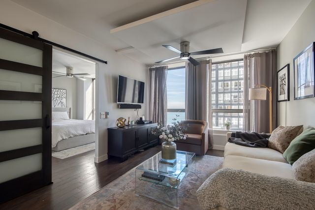 260 E Chestnut Street 1111, Chicago, IL 60611