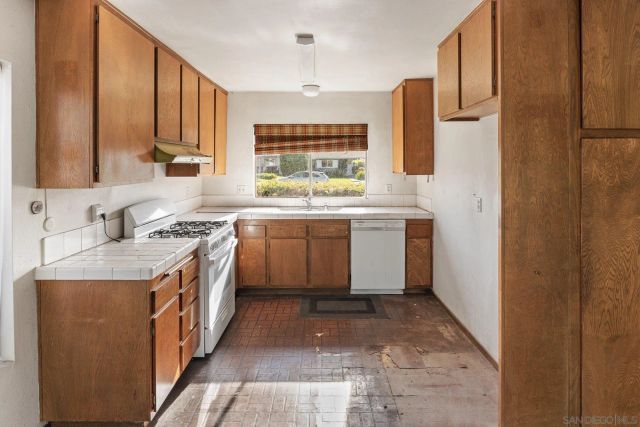 6392 Amberly St, San Diego, CA 92120