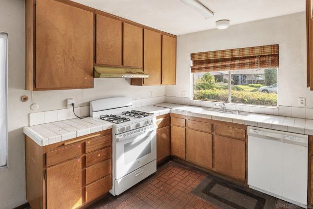 6392 Amberly St, San Diego, CA 92120