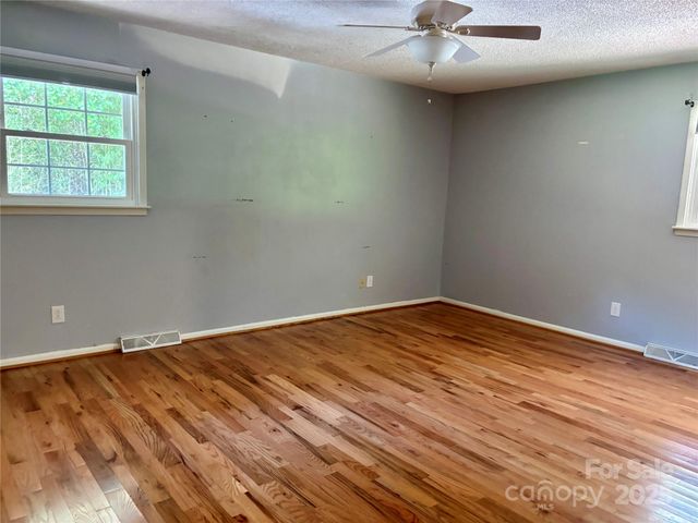 8417 Rolling Hills Avenue, Hickory, NC 28602