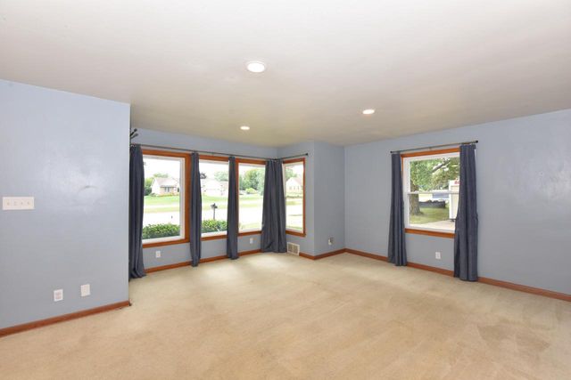 9709 S Howell AVENUE, Oak Creek, WI 53154