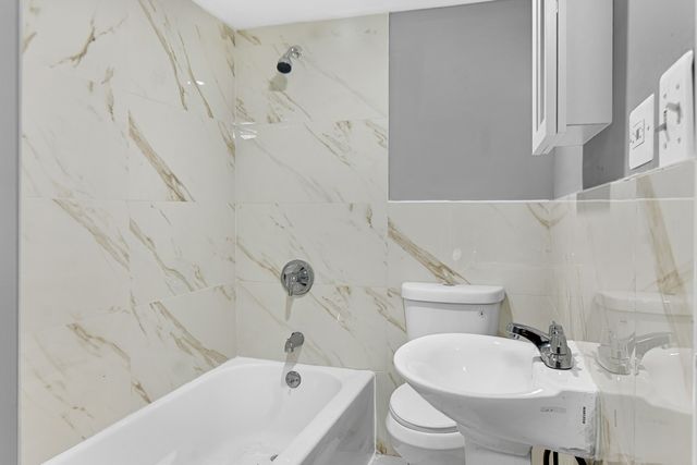 13240 S Saint Lawrence Avenue, Chicago, IL 60827