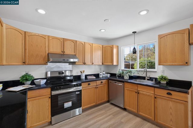 1883 Lynwood Dr, Concord, CA 94519