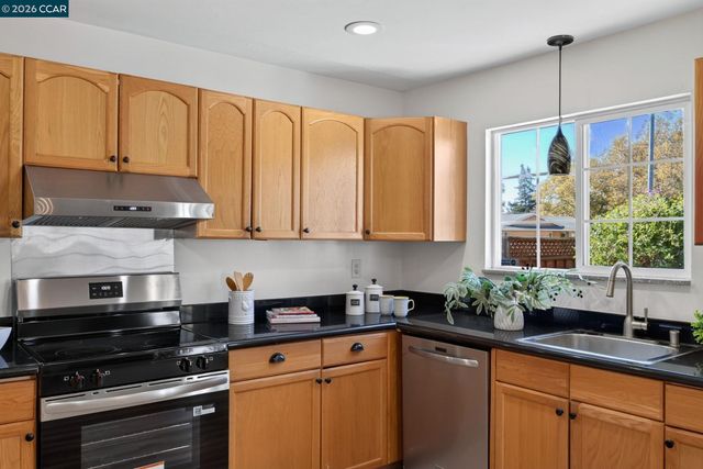 1883 Lynwood Dr, Concord, CA 94519