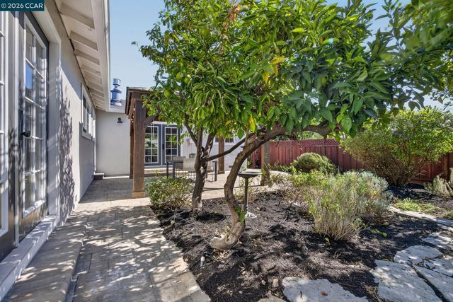 1883 Lynwood Dr, Concord, CA 94519
