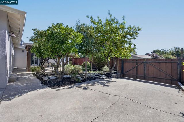 1883 Lynwood Dr, Concord, CA 94519