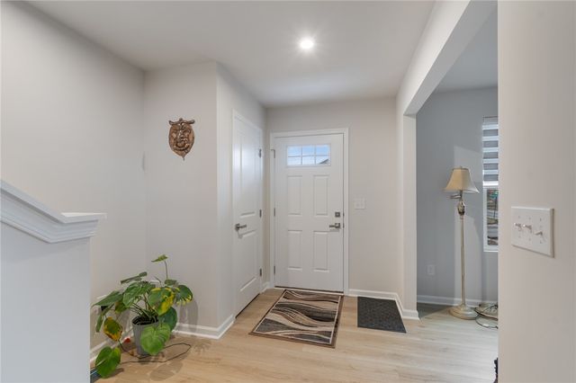 1579 Meadowbrook Lane, Farmington, NY 14425