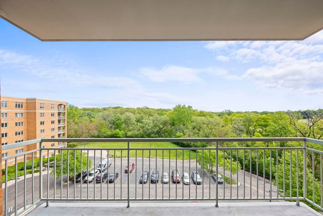 6807 N Milwaukee Avenue 601, Niles, IL 60714