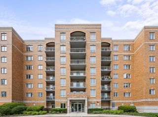 6807 N Milwaukee Avenue 601, Niles, IL 60714