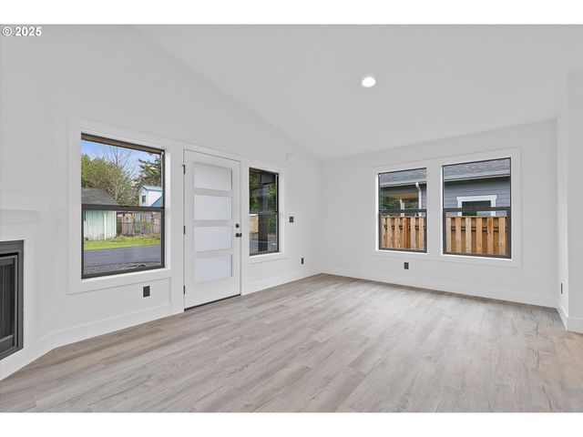 313 Se OAR Ave, Lincoln City, OR 97367