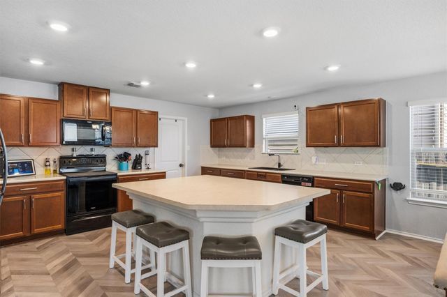 724 Bailey Park DR, Jarrell, TX 76537