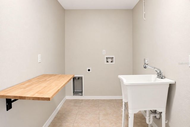 8042 RIDGE WAY, Orlando, FL 32817