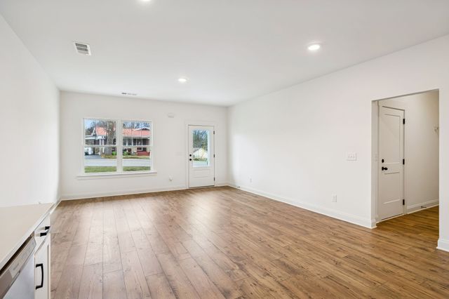 609 S Main St, Mount Pleasant, TN 38474