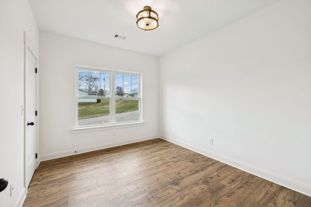 609 S Main St, Mount Pleasant, TN 38474