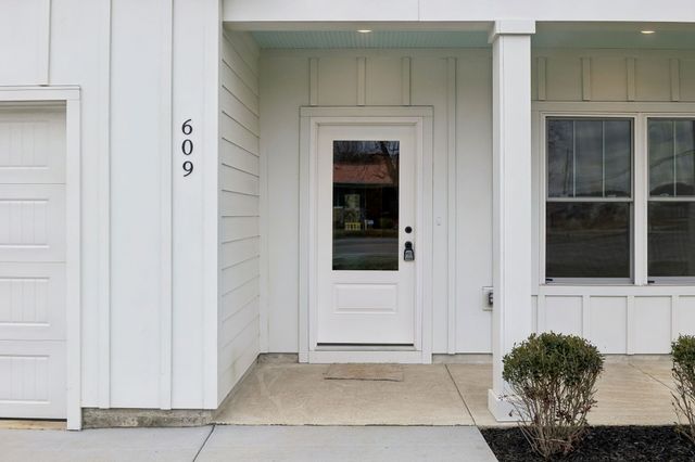 609 S Main St, Mount Pleasant, TN 38474