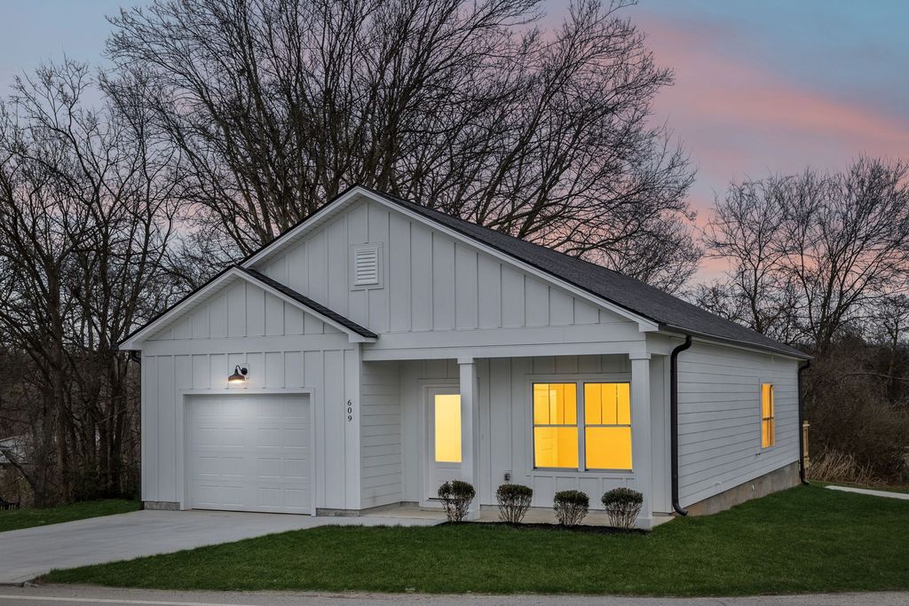 609 S Main St, Mount Pleasant, TN 38474