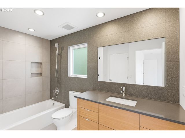 302 Nw ALBEMARLE Ter, Portland, OR 97210