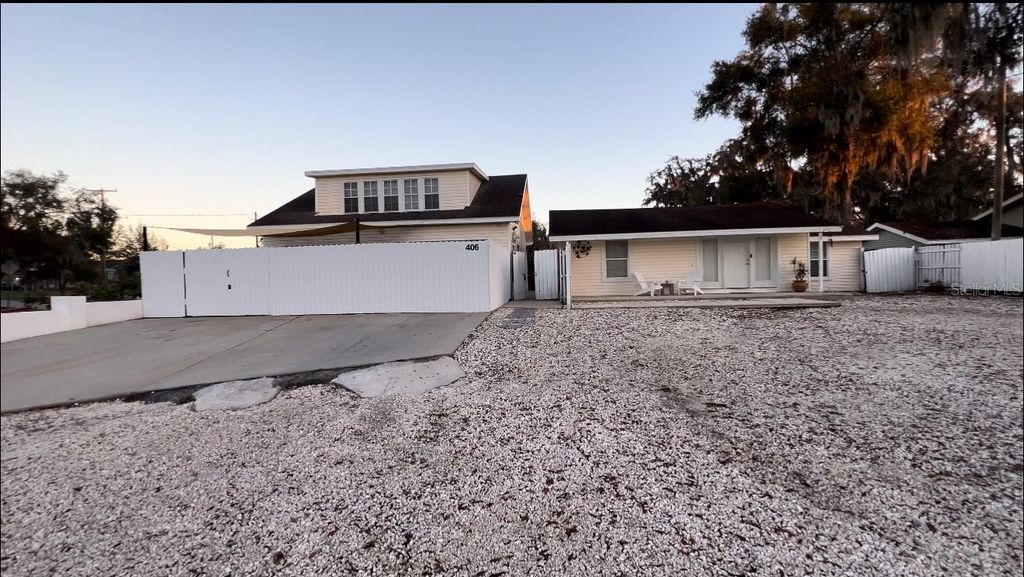 Image 1 of property listing at 406 SEMINOLE LAKE BOULEVARD, Plant City, FL 33563