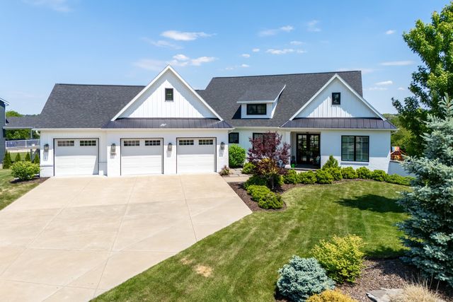 5235 Pigeon Creek Trail, Bettendorf, IA 52722