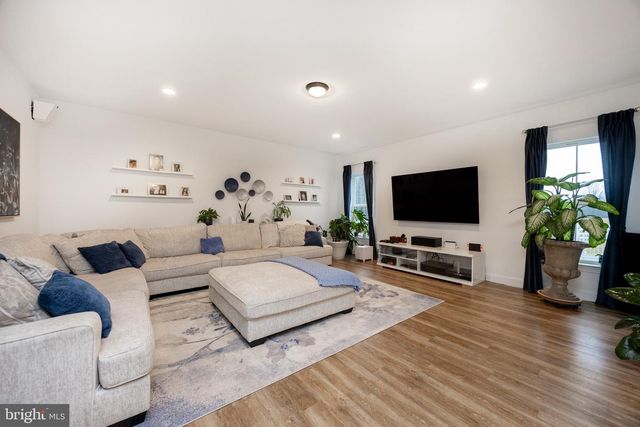 25 S BRICK LN, Elverson, PA 19520