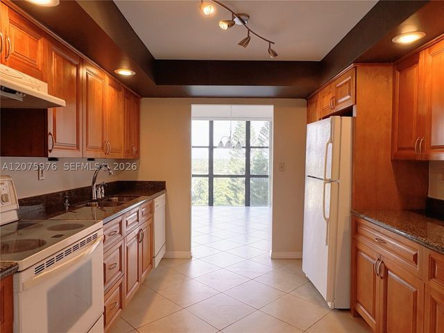 800 Parkview Dr 909, Hallandale Beach, FL 33009
