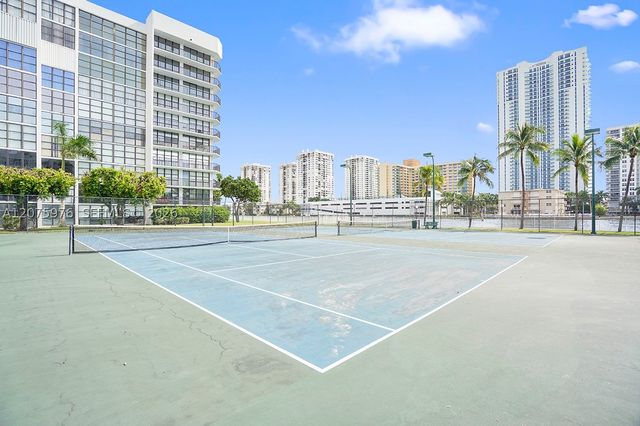800 Parkview Dr 909, Hallandale Beach, FL 33009
