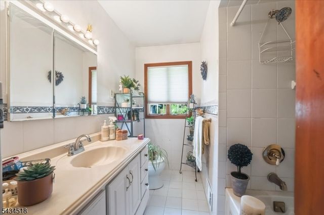 160 Hayes Ave, Clark Twp., NJ 07066