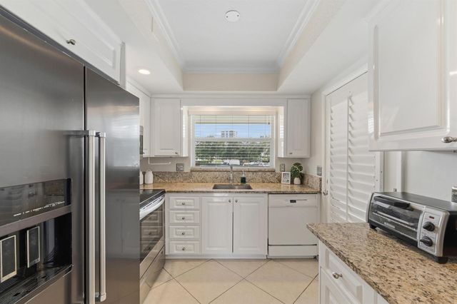 68 YACHT CLUB Drive 20, North Palm Beach, FL 33408