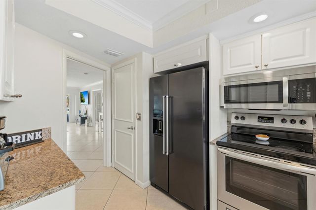 68 YACHT CLUB Drive 20, North Palm Beach, FL 33408