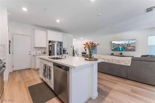 8831 Sasquatch Run Avenue, Las Vegas, NV 89166