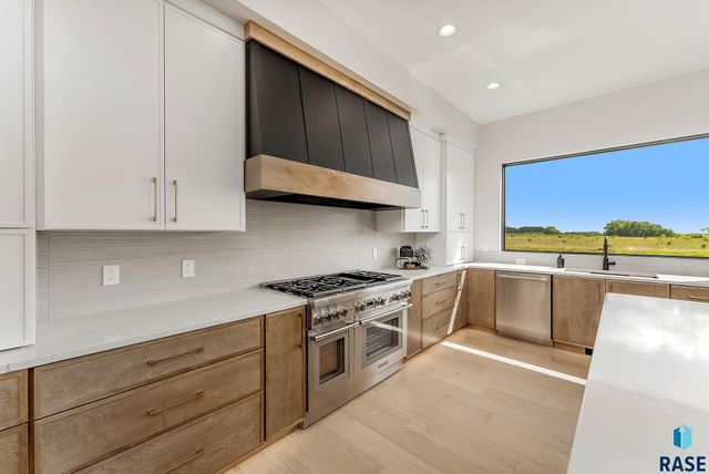 1715 Ethan St Street, Harrisburg, SD 57032