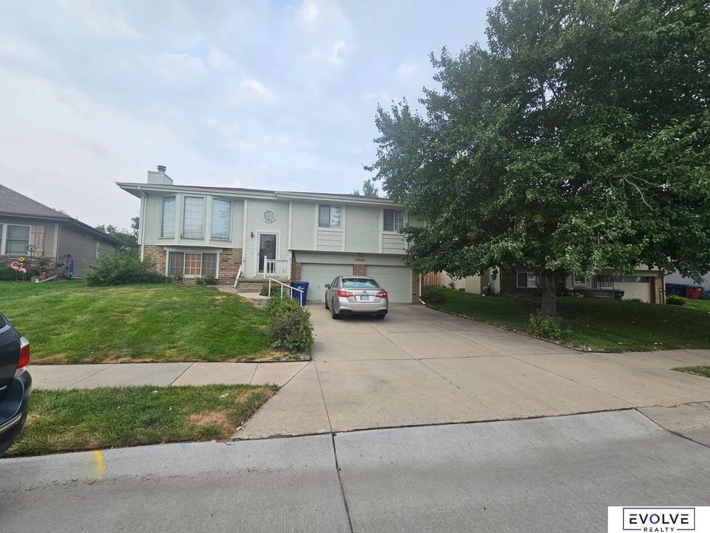 15348 Chalco Pointe Drive, Omaha, NE 68138