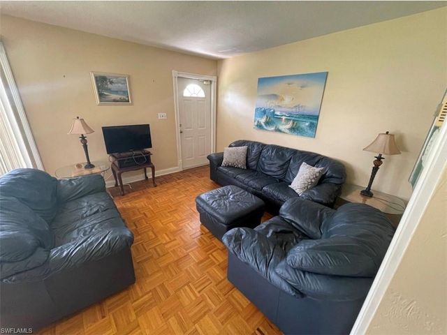 10 Tangelo CT, Lehigh Acres, FL 33936