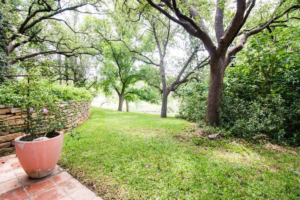 Image 3 of property listing at 27 Yucca St, San Angelo, TX 76901
