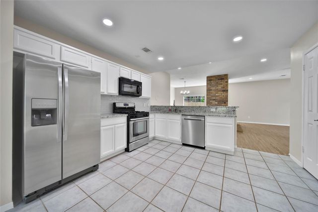 10 Still Corner Place, The Woodlands, TX 77381