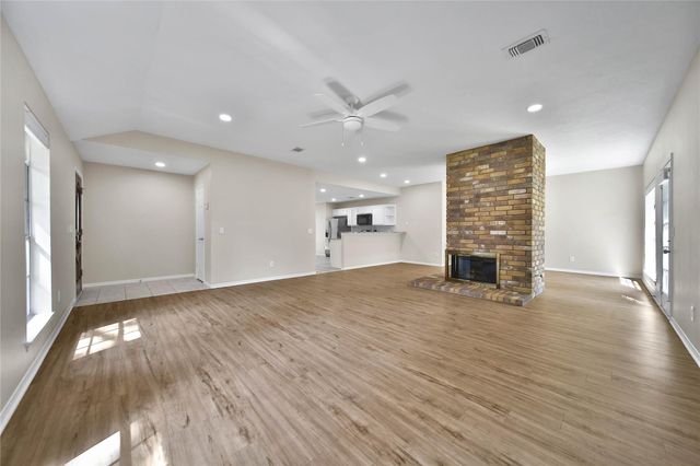 10 Still Corner Place, The Woodlands, TX 77381