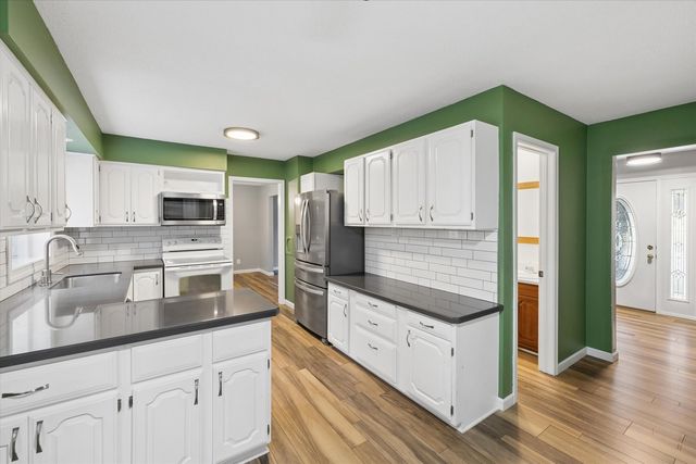 2423 E 32nd Street, Davenport, IA 52807
