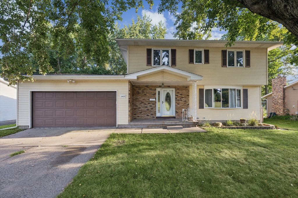 2423 E 32nd Street, Davenport, IA 52807