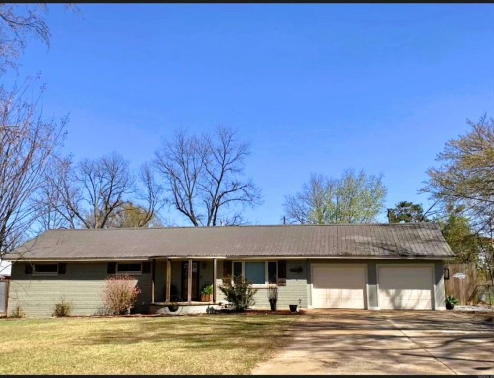 108 Gladon, West Helena, AR 72390