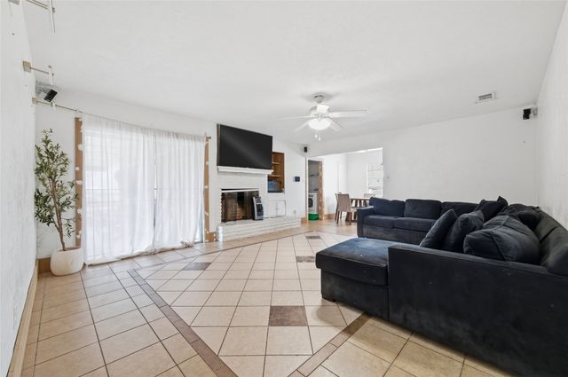 422 Brookview Drive, Desoto, TX 75115