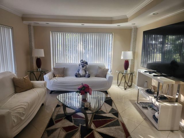 4160 Inverrary Drive 311, Lauderhill, FL 33319