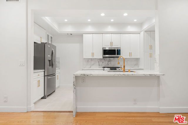 1260 S Beverly Glen Boulevard 101, Los Angeles, CA 90024