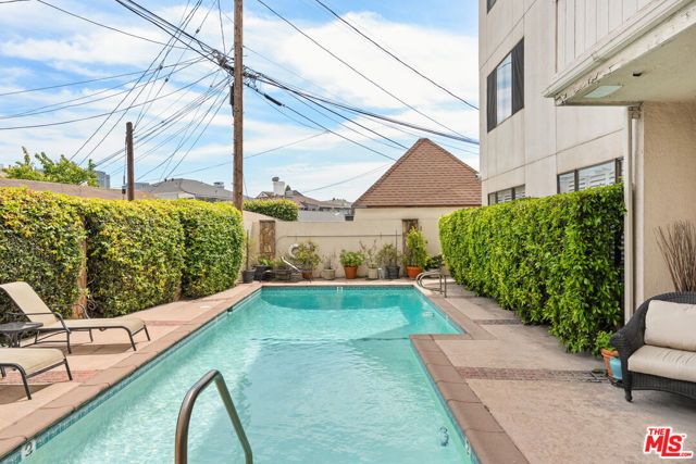 1260 S Beverly Glen Boulevard 101, Los Angeles, CA 90024