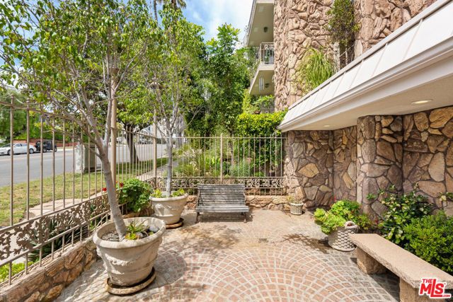 1260 S Beverly Glen Boulevard 101, Los Angeles, CA 90024