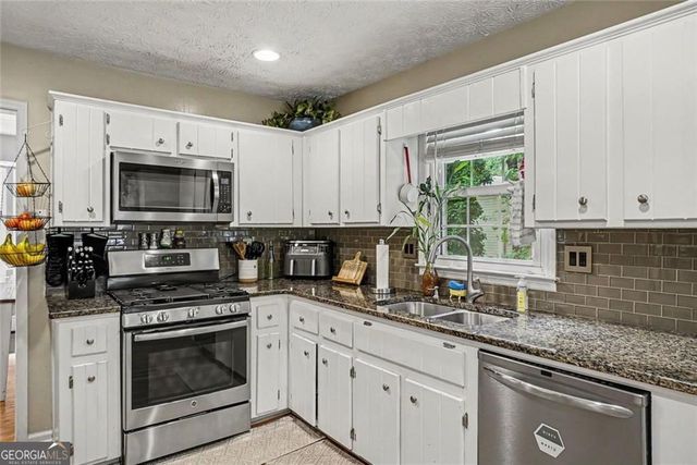 331 Creekbend Drive, Woodstock, GA 30188