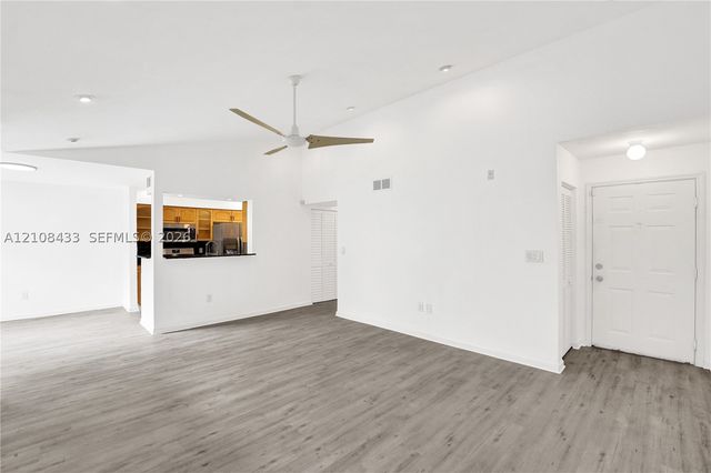 2300 NW 33rd St 911, Oakland Park, FL 33309
