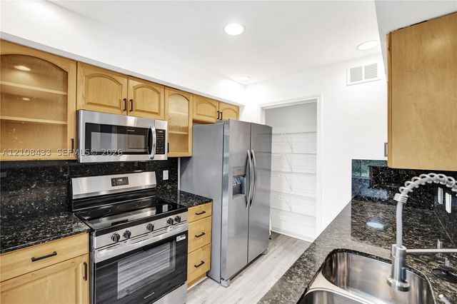 2300 NW 33rd St 911, Oakland Park, FL 33309